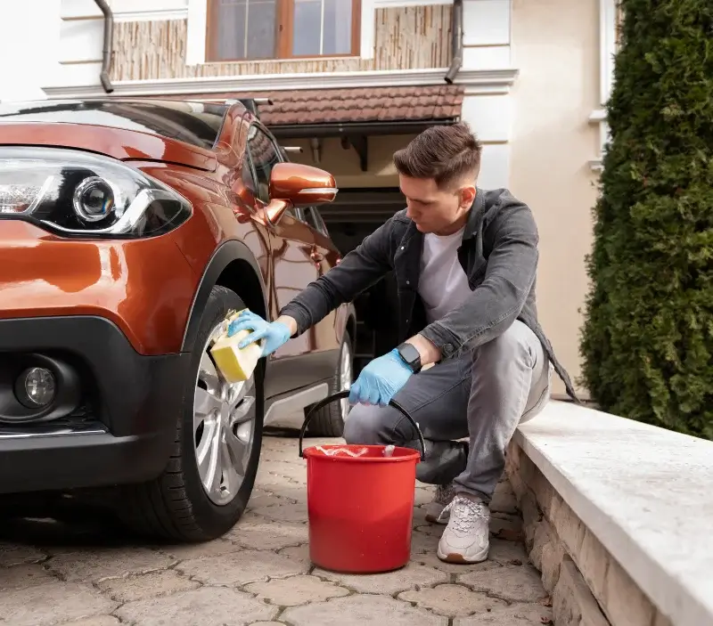 Lavage auto à domicile Denney : professionnel intervenant sur un véhicule